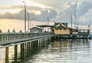 Steiger met boten in Fairhope Alabama bij avondlicht