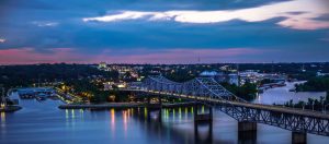 O'Neal Bridge in Florence Alabama bij avondlicht