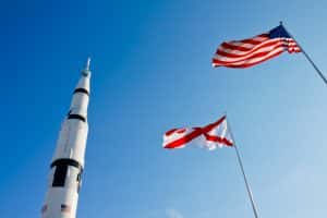 Saturn V raket in Huntsville Alabama met Amerikaanse vlag