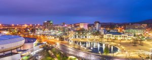 Avond skyline van Huntsville Alabama met stadslichten