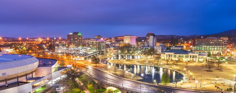 Avond skyline van Huntsville Alabama met stadslichten