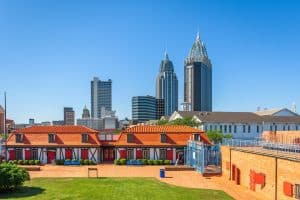 Fort met skyline van Mobile Alabama