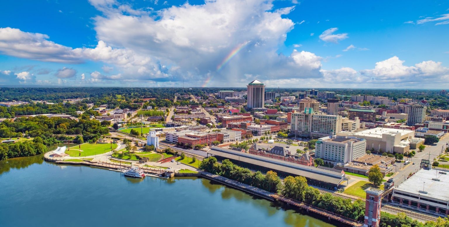 Alabama Montgomery skyline en rivier gezien van boven