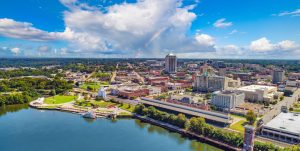 Alabama Montgomery skyline en rivier gezien van boven
