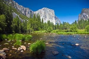 El Capitan en rivier in Yosemite National Park