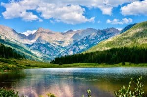 Bergmeer met bossen bij Vail Colorado