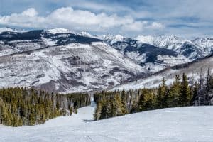 Besneeuwde skipiste in Vail Colorado