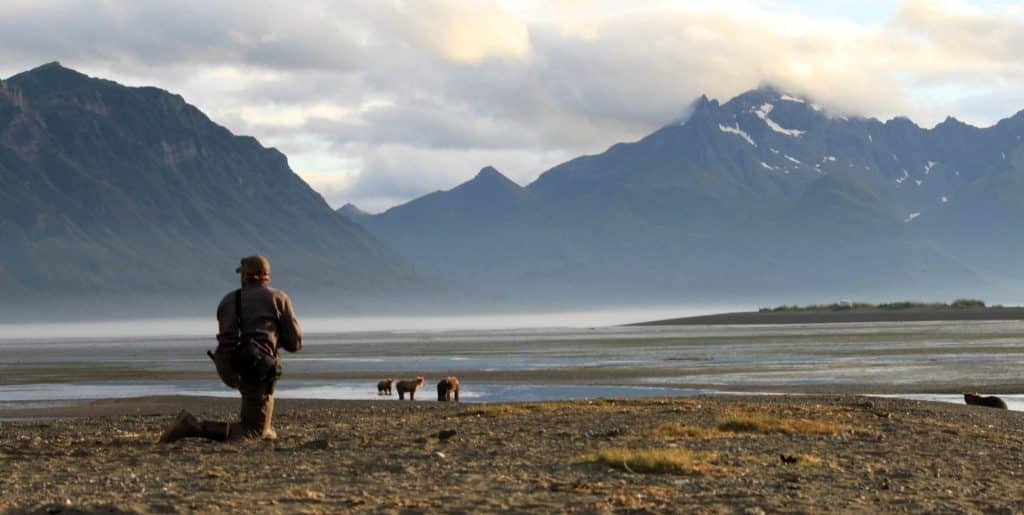 Fotograaf met beren tijdens Chinitna Bay Bear Viewing