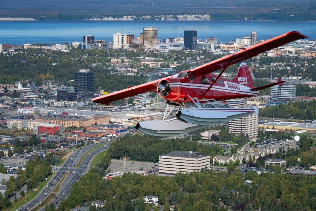Watervliegtuig boven Anchorage tijdens Anchorage Flightseeing Experience