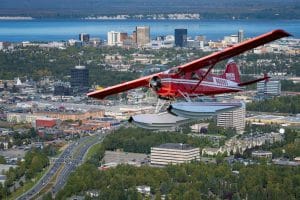 Watervliegtuig boven Anchorage tijdens Anchorage Flightseeing Experience