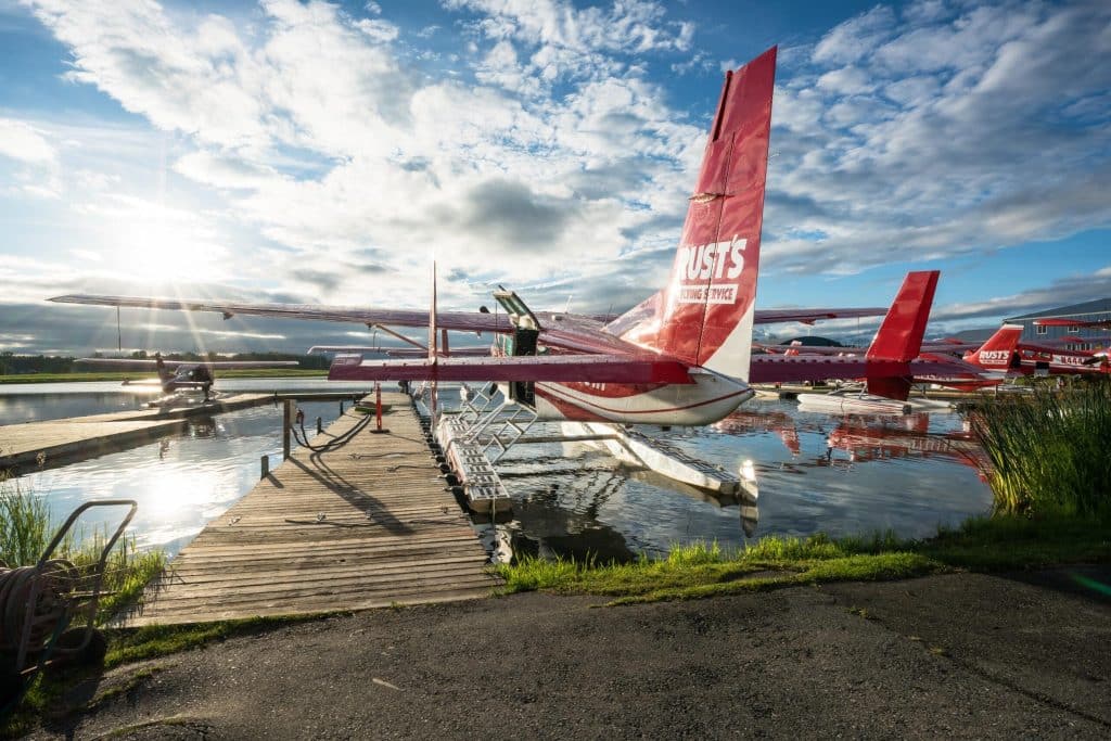 Watervliegtuig bij stijger in Anchorage voor Anchorage Flightseeing Experience