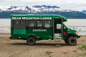 Shuttlebus bij berglandschap tijdens Chinitna Bay Bear Viewing