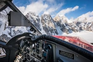 Cockpit met besneeuwde bergen in Denali, Alaska