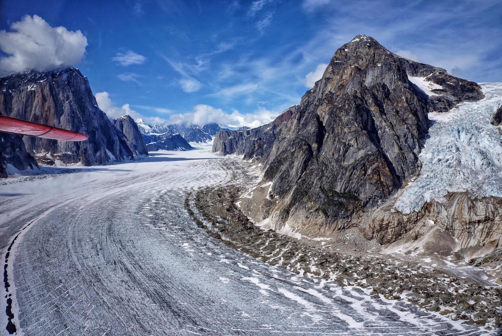 Gletsjer met rotsformaties in Denali, Alaska