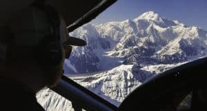 Passagier kijkt uit op Denali in Alaska