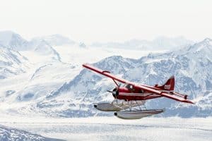 Watervliegtuig vliegt boven gletsjer in Denali, Alaska