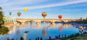 London Bridge met heteluchtballonnen in Lake Havasu City, Arizona