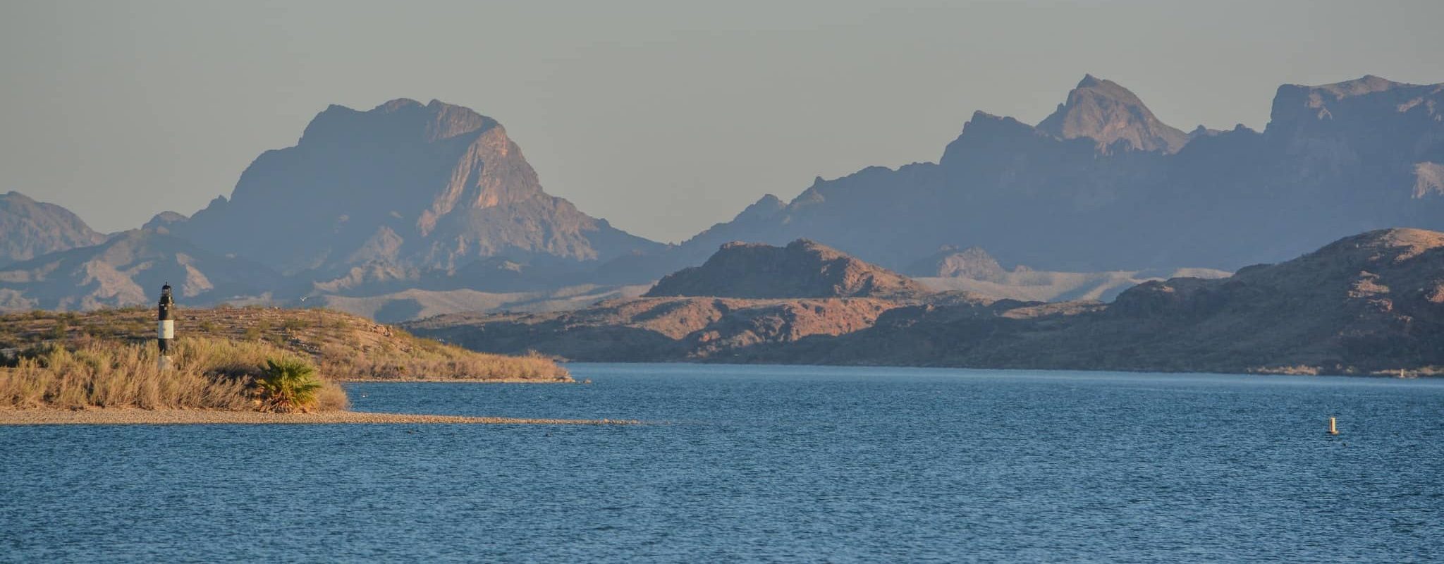 Uitzicht op Lake Havasu met bergen op de achtergrond in Arizona