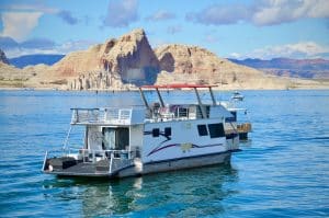 Houseboat op Lake Powell met rotsformaties op achtergrond
