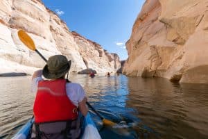 Kajakken tussen rotswanden op Lake Powell, Arizona