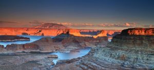 Panoramisch uitzicht over Lake Powell en rotsen in Arizona