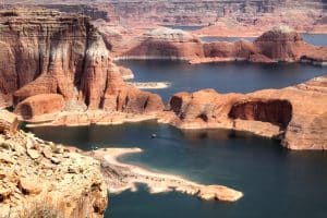 Uitzicht op bocht en rotsformaties bij Lake Powell, Arizona