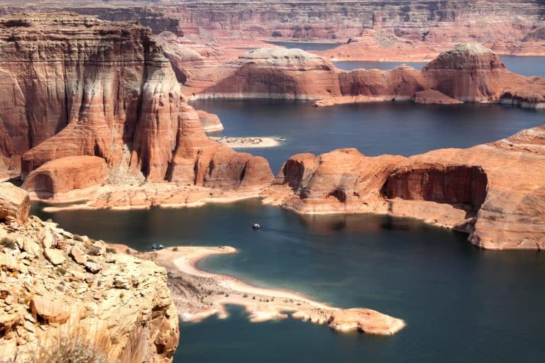 Uitzicht op bocht en rotsformaties bij Lake Powell, Arizona