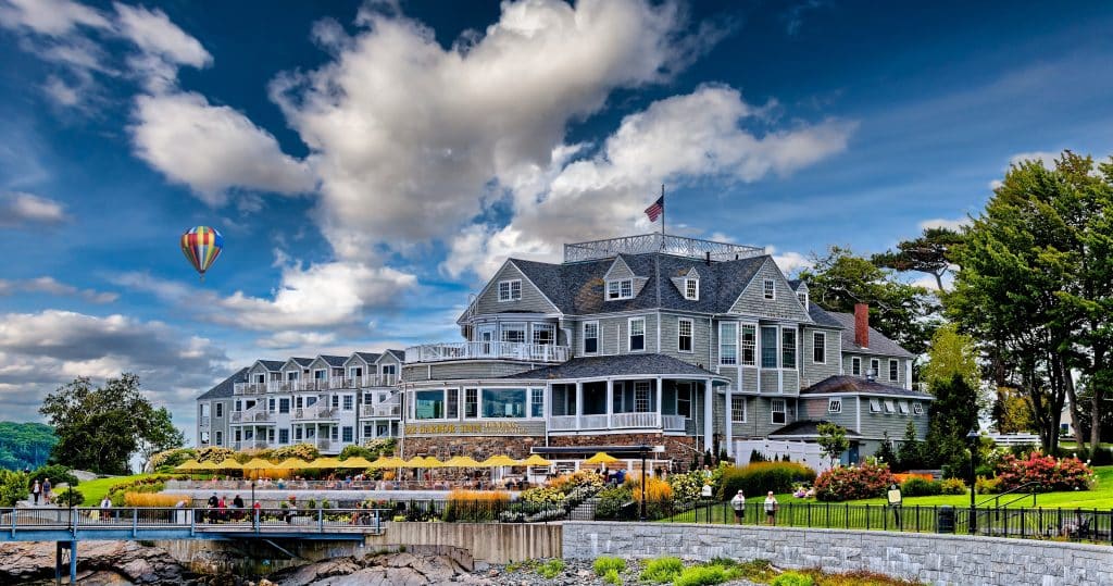 Bar Harbor Inn met terras aan zee in Bar Harbor, Maine