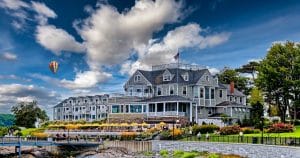 Bar Harbor Inn met terras aan zee in Bar Harbor, Maine