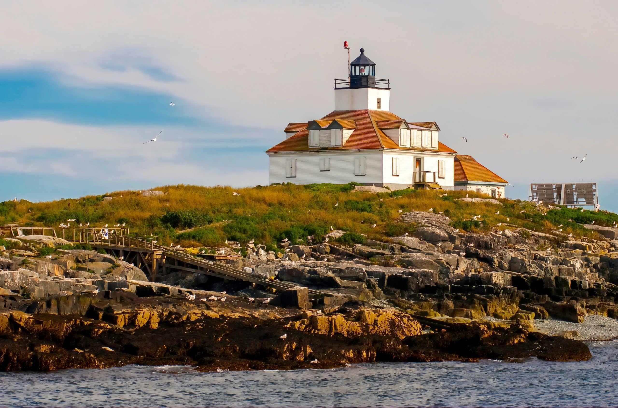 Bass Harbor Head Lighthouse op rotsachtige kust in Acadia National Park, Maine