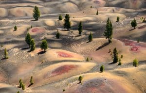 Gekleurde heuvels van Painted Dunes in Lassen Volcanic National Park, California