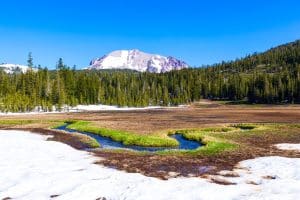 Sneeuwveld met bergzicht in Lassen Volcanic National Park, California