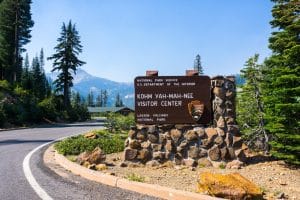 Visitor center met weg in Lassen Volcanic National Park, California