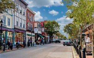 Historische winkelstraat in Bar Harbor, Maine, met bakstenen gevels en lokale winkels