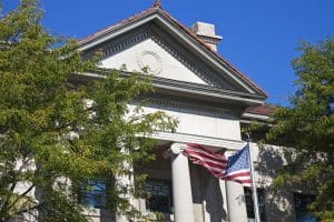 Rockford Illinois klassiek overheidsgebouw met vlag