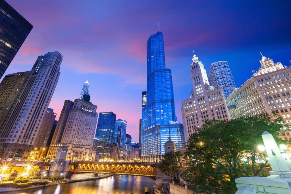 Gebouwen en brug in Chicago Illinois bij avondlicht