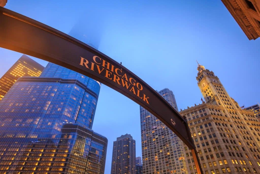 Ingang van de Chicago Riverwalk met wolkenkrabbers