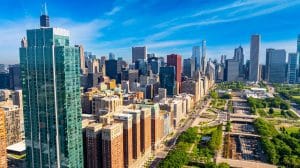 Skyline van Chicago Illinois met grasvelden op voorgrond