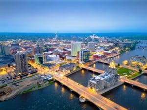 Luchtfoto van Cedar Rapids, Iowa bij schemering