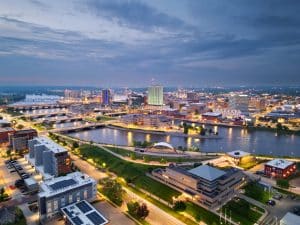 Rivier met bruggen in Cedar Rapids, Iowa bij avond