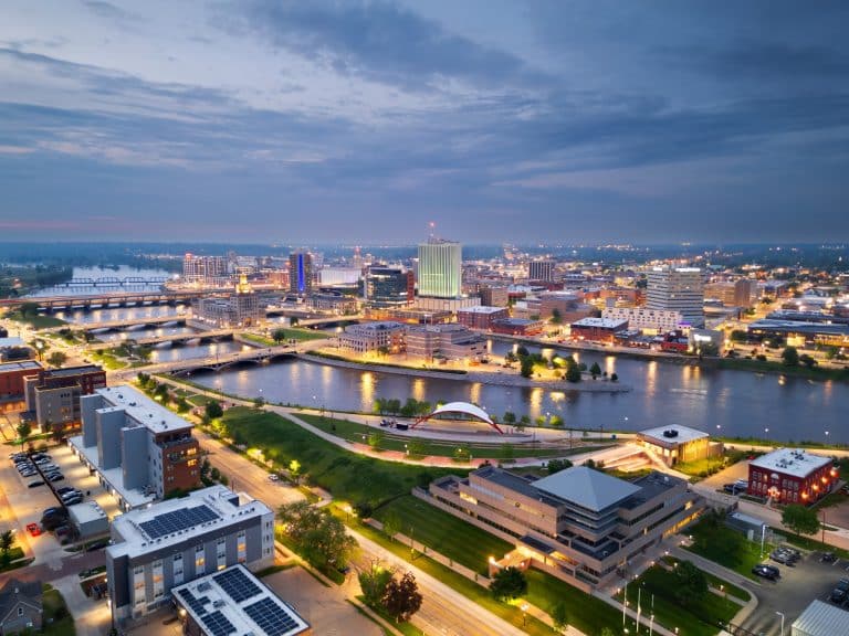 Rivier met bruggen in Cedar Rapids, Iowa bij avond