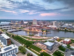 Skyline van Cedar Rapids, Iowa met rivier en bruggen