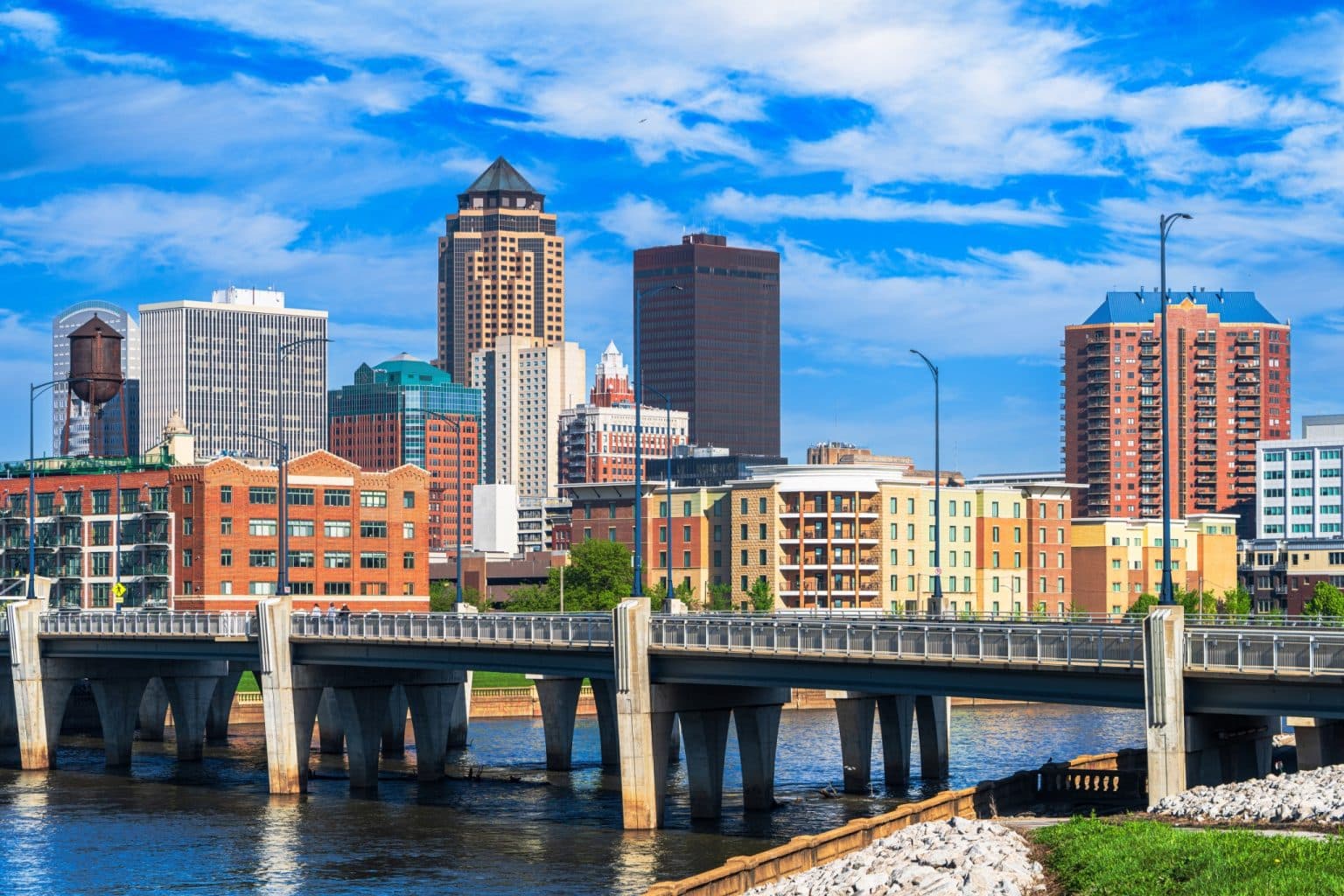 Brug en skyline van Des Moines, Iowa