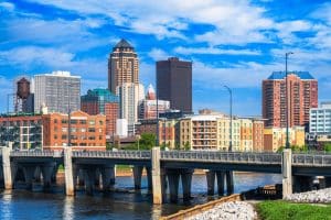 Brug en skyline van Des Moines, Iowa
