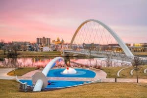 Brug met speeltuin en skyline van Des Moines, Iowa