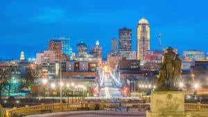 Skyline van Des Moines, Iowa in de nacht
