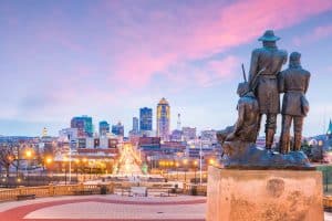 Standbeeld met skyline van Des Moines, Iowa bij zonsondergang