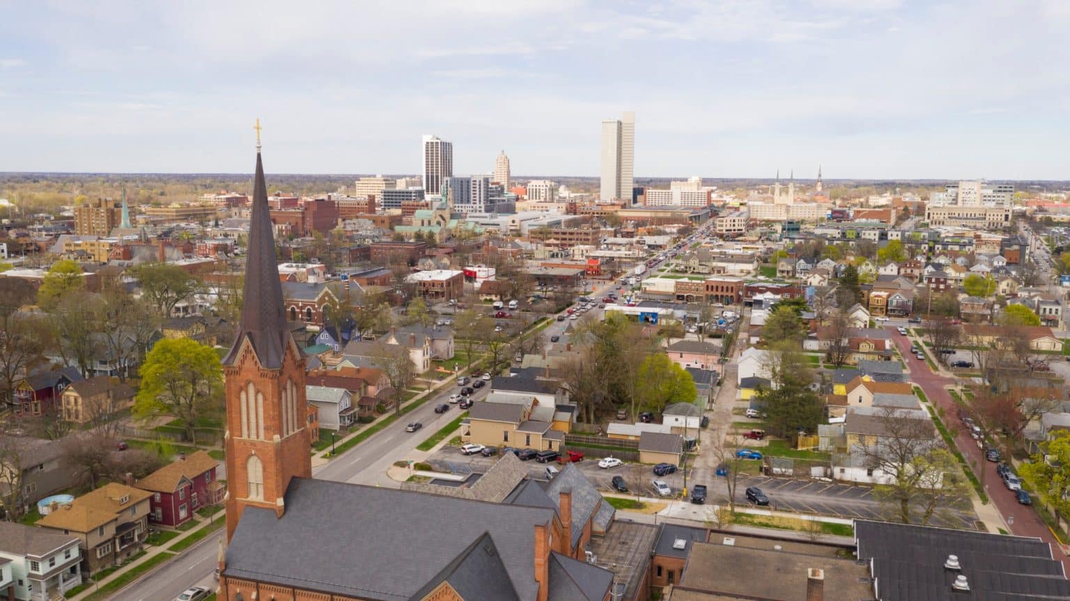 Luchtfoto van Fort Wayne, Indiana met kerk