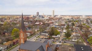 Luchtfoto van Fort Wayne, Indiana met kerk