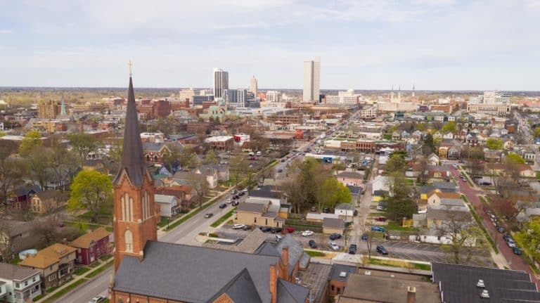 Luchtfoto van Fort Wayne, Indiana met kerk